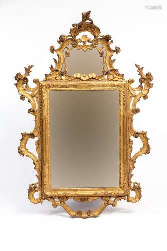 Miroir en bois sculpté, ajouré et doré, à décor de fleurs et...