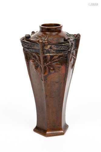 Georges-Pierre DERAISME (1865-1930). Vase en bronze à patine...