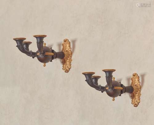 Paire d'appliques en bronze patiné et doré, ornées d'une sph...