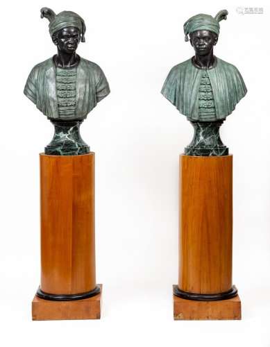 Paire de bustes de nubiens en bronze, sur des socles en marb...