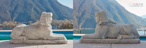 Paire d'importants sphinx en marbre blanc sculpté, figurés c...