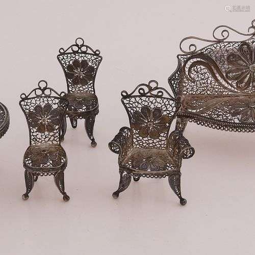 Huit meubles miniatures en argent, 800/000, avec 2 fauteuils...