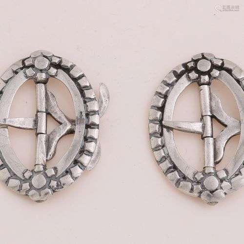 Paire de boucles de veau en argent, 833/000, modèle ovale av...