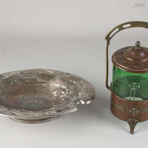 Deux pièces anciennes Jugendstil. Circa 1900. (1) Boîte à bi...