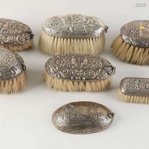 Lot de 6 brosses en argent et d'une toupie en argent sans br...