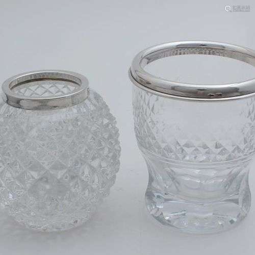 Deux vases cuillères en cristal à paroi épaisse, l'un avec u...
