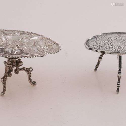 Deux tables à sucre miniatures en argent, l'une avec un plat...
