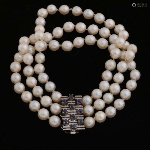 Bracelet de perles avec fermoir en or blanc serti de saphir,...