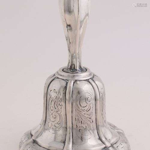 Cloche de table en argent, 833/00, modèle profilé décoré de ...