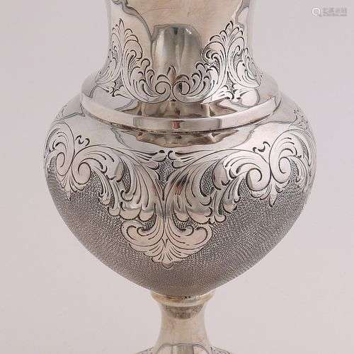 Vase en argent, 835/000, à panse convexe décorée de feuilles...