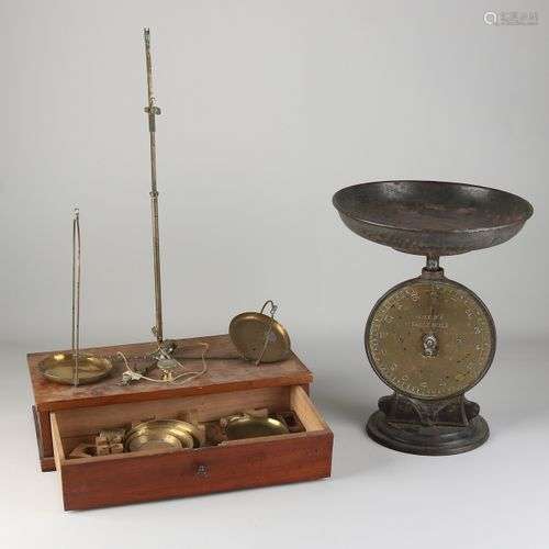 Deux balances anciennes. Circa 1900. (1) Balance Salters en ...