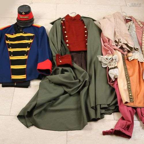 Quatre vieux costumes de théâtre. Utilisés pour la représent...