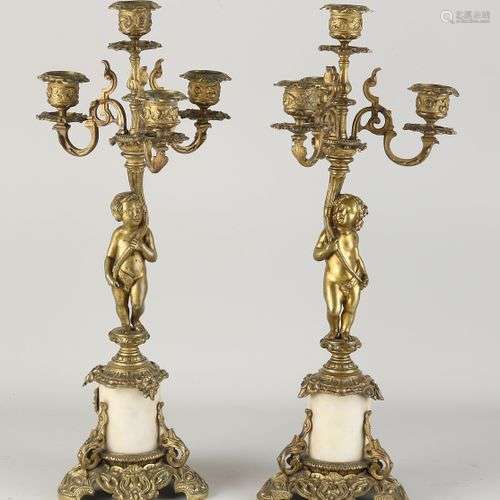 Deux chandeliers en bronze doré avec putti. Milieu du XIXe s...