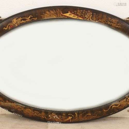 Miroir ovale ancien à décor de chinoiserie. Circa 1900. Dime...