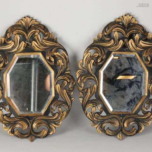 Deux miroirs en bois sculpté du 19e siècle avec polychromie ...