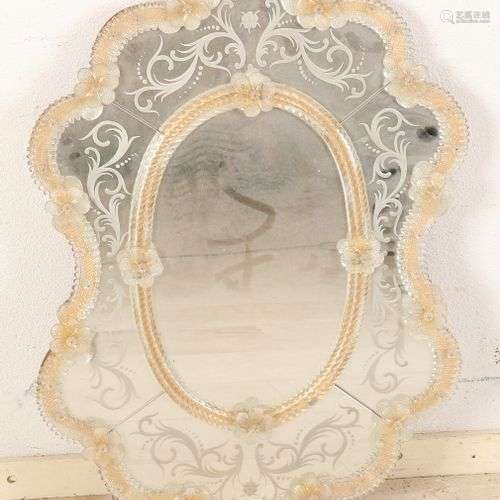 Miroir en verre vénitien avec rosaces. 20ème siècle. Dimensi...