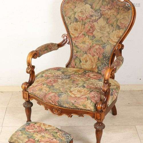 Fauteuil italien en noyer avec pouf. Néo baroque. Deuxième m...