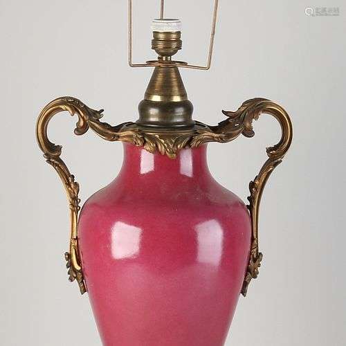 Grande lampe française du XIXe siècle avec montures en bronz...