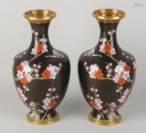 Deux anciens vases japonais en cloisonné à décor de fleur d'...