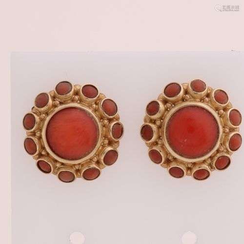 Clous d'oreille en or jaune, 585/000, avec corail rouge. Gra...