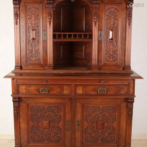 Buffet ancien allemand en noyer. Date d'entrée en vigueur. C...