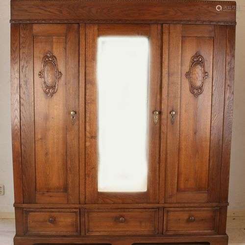 Armoire à linge à trois portes en chêne allemand avec miroir...