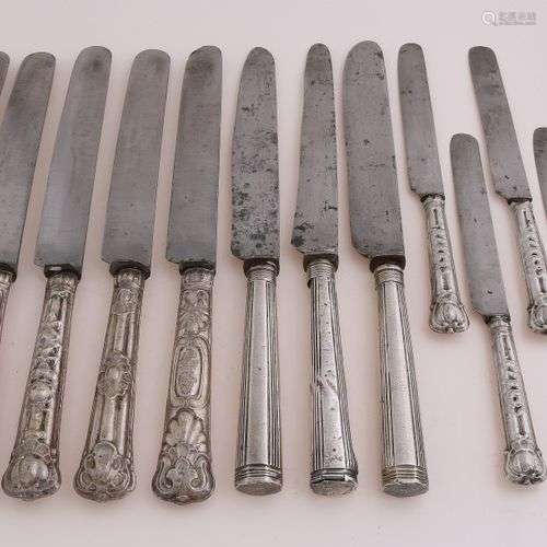 Lot de 13 couteaux avec un manche en argent. 10 couteaux, gr...