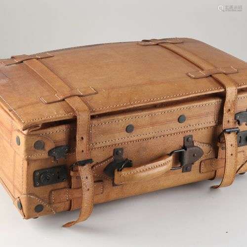 Valise ancienne en cuir. Boucles de fermeture manquantes. Ci...