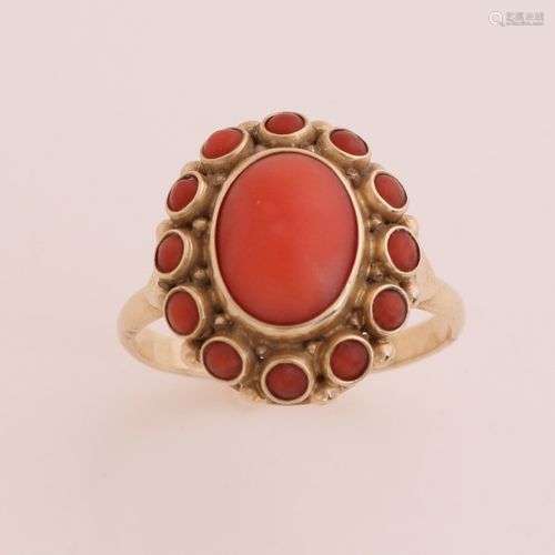 Bague en or jaune, 585/000, avec corail rouge. Bague avec un...