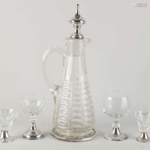 Lot argent et cristal, 835/000, comprenant 4 verres sur base...