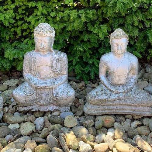 Quatre vieilles statues de Bouddha (de jardin) en béton. Fin...