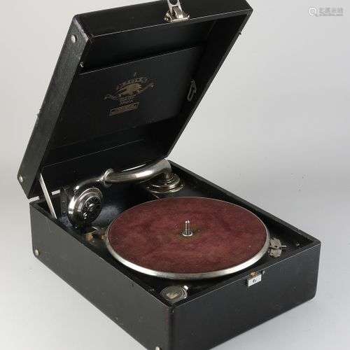 Antique gramophone de valise. Marqué Eagle. Circa 1930. Dime...