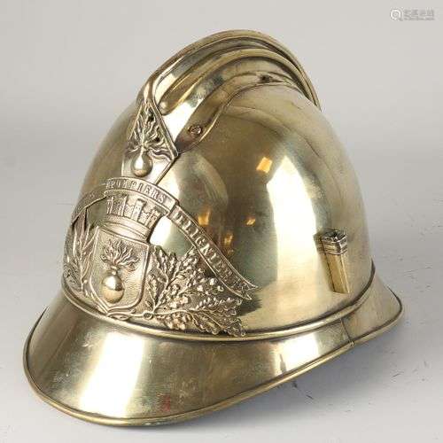 Casque de pompier français ou belge, sans casque intérieur. ...