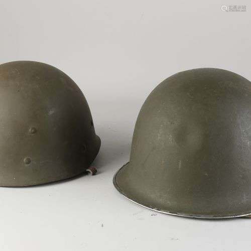 Deux casques de l'armée américaine. Un casque avec et un cas...