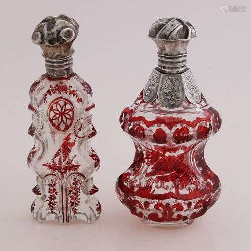 Deux flacons à odeurs en cristal de Bohême avec col et bouch...