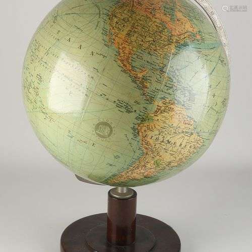 Globe terrestre ancien sur base en bois dur. Circa 1930. Glo...