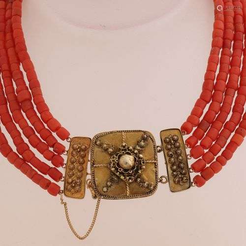 Collier de coraux rouges avec fermoir régional en or jaune, ...