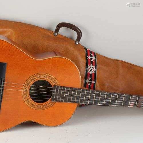 Ancienne guitare espagnole. Ritmo Cadete Espagne. Deuxième m...