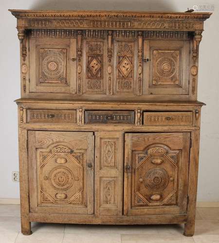 Armoire en chêne anglais du XVIIe siècle avec sculpture et i...