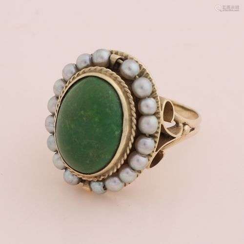 Grande bague en or jaune, 585/000, avec jade et perles. Bagu...