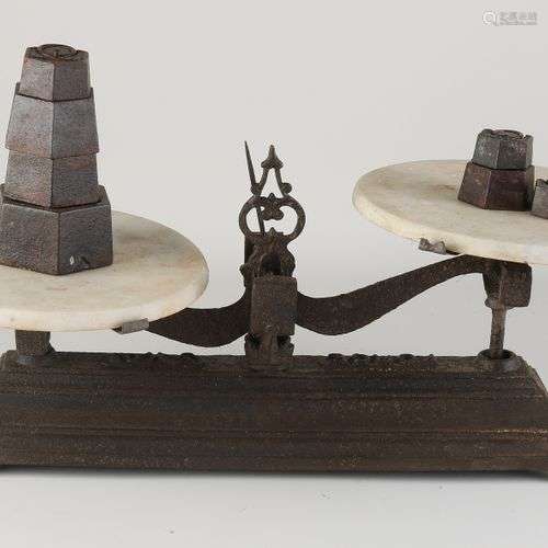 Balance ancienne en fonte avec marbre + poids. Circa 1900. D...