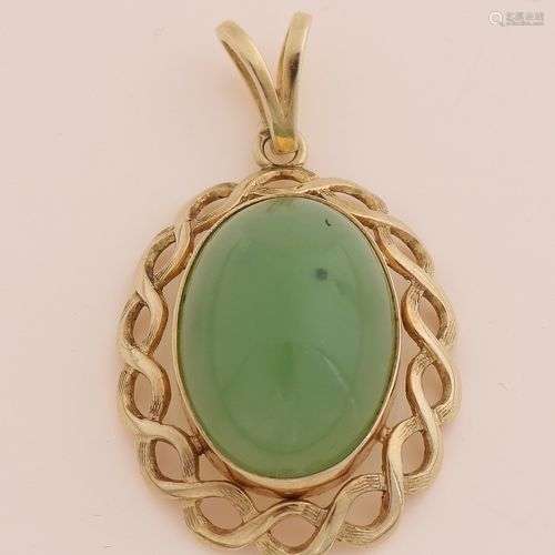 Pendentif en or jaune, 585/000, avec jade. Pendentif ovale a...