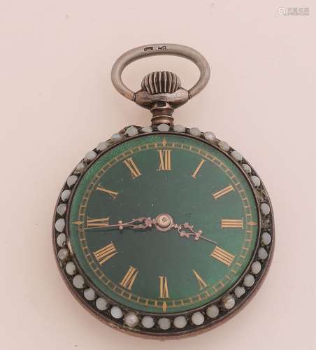 Montre pendentif en émail vert. Montre mécanique ronde avec ...