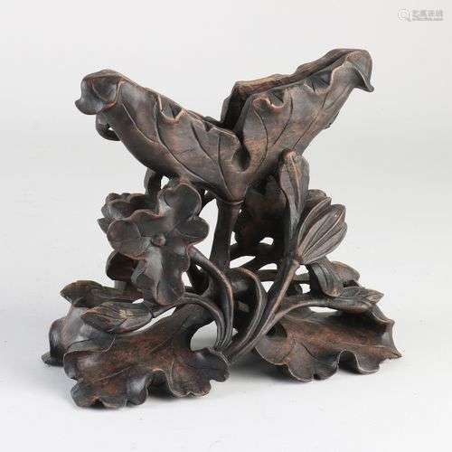 Ancien support chinois en bois sculpté avec décor floral. Di...