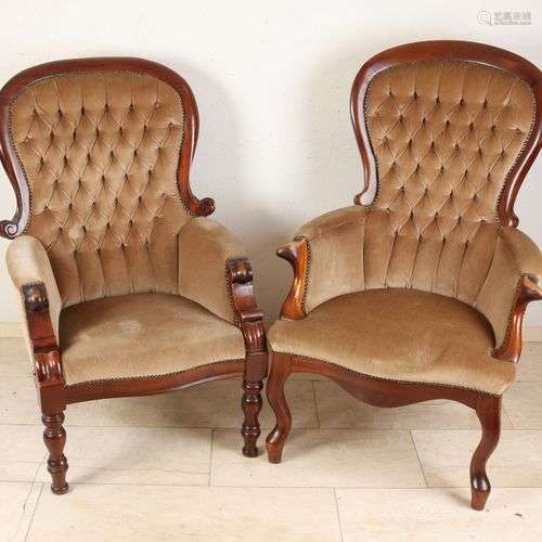 Deux anciens fauteuils anglais en acajou avec revêtement en ...