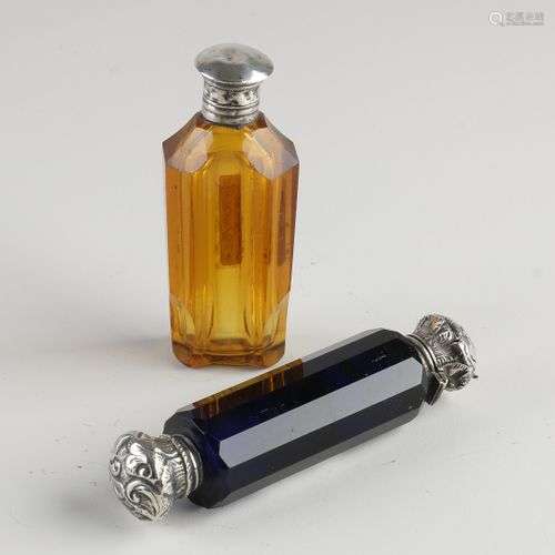 Deux flacons d'odeur en cristal avec de l'argent, 833/000. F...