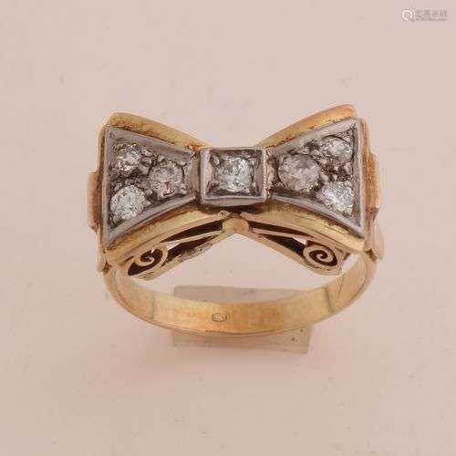 Bague en or, 585/000, avec diamant. Bague en or avec noeud a...