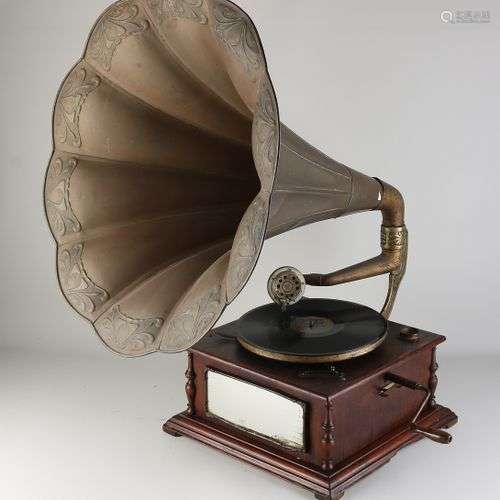 Antique gramophone avec entonnoir Jugendstil et meuble en no...