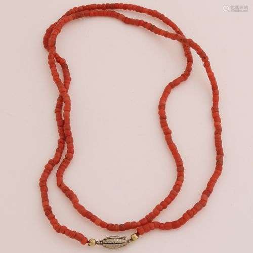 Long collier de coraux rouges avec fermoir ovale décoré en o...