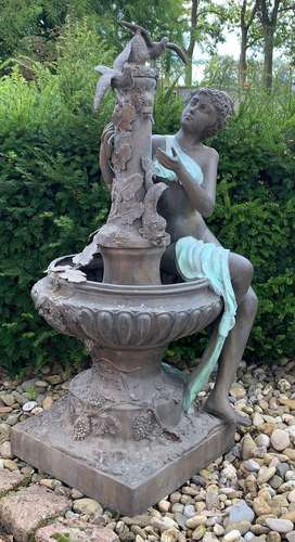 Fontaine en bronze avec femme nue et oiseaux. Dimensions : 1...